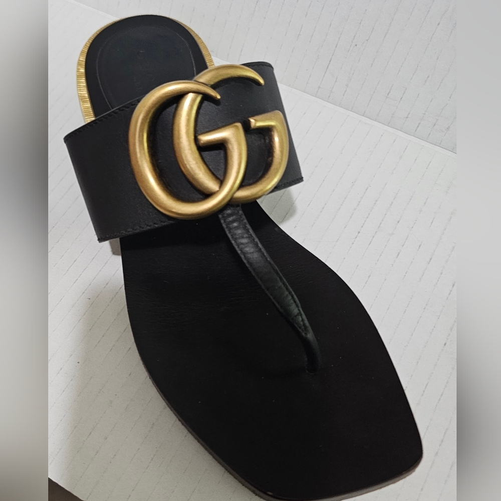 Gucci Black Leather GG Logo Toe-Post Sandal with Gold Hardware
